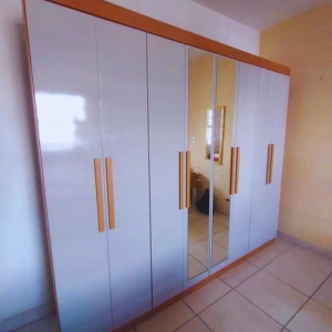 Guarda-roupa branco com espelho