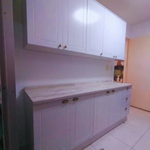 Armários e bancada de cozinha